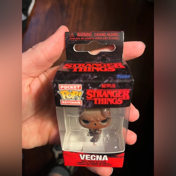 Stranger Things COLLECTIBLES - Picture 6 of 7